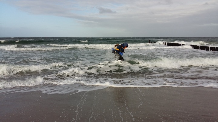 Porewatersampling along the beach (Markgrafenheide) in February 2016 for salinity, nutrient and trace gas analysis . Foto: S.Pfaff