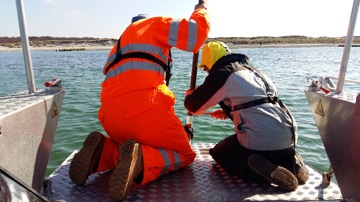 Sediment core sampling with a boat- operated sediment corer   Foto: S.Pfaff