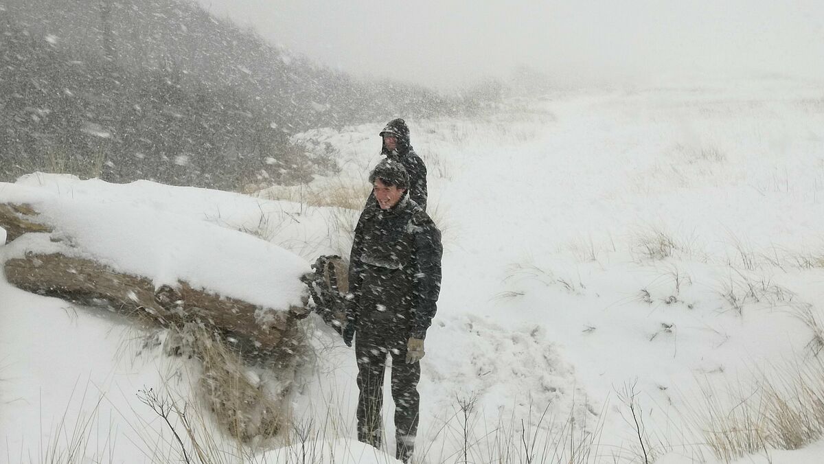 In all weathers: PhD students on their way to take soil samples with a drill hammer (Foto: S. Heller)