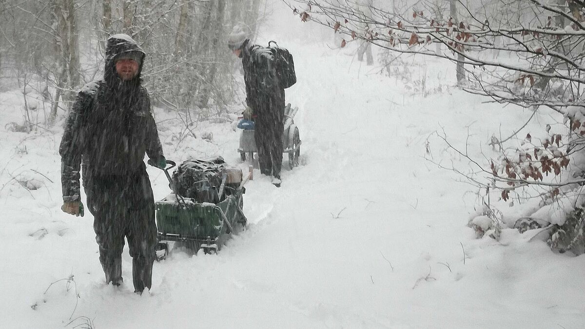 PhD Students on their way to take soil samples with a drill hammer in the study site Hütelmoor (Photo: S. Heller)