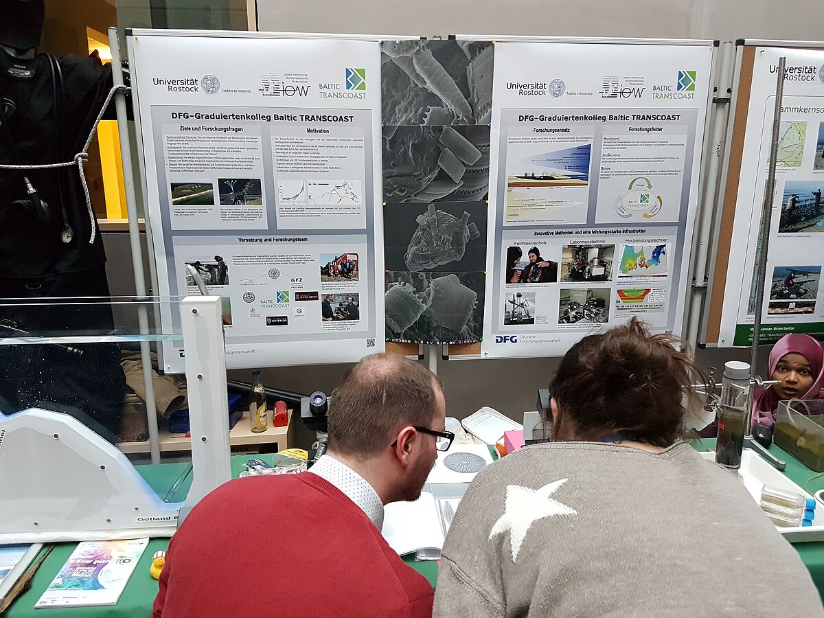 Children and families study the hidden world of the Baltic Sea - study microscopically diatoms (Diatomeen-Kieselalgen) beauties of algae (Picture: N.Greve/Baltic TRANSCOAST, 2017) Children and families study the hidden world of the Baltic Sea - study microscopically diatoms (Diatomeen-Kieselalgen) beauties of algae (Picture: N.Greve/Baltic TRANSCOAST, 2017)