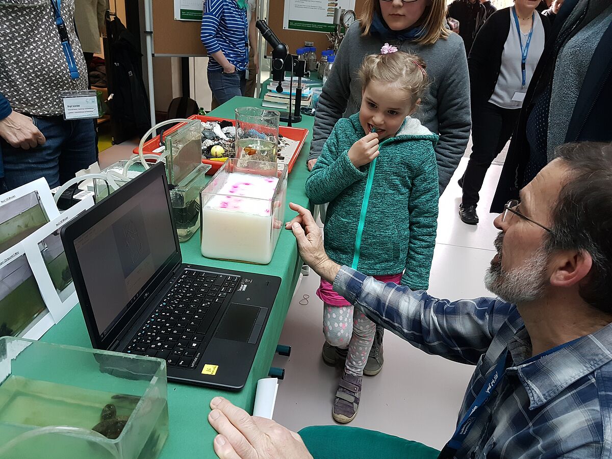 Youngsters are highly interested in the colorful model demonstrating the transport of oxygen from worm burrows (Picture: N.Greve/Baltic TRANSCOAST, 2017)worm borrows Youngsters are highly interested in the colorful model demonstrating the transport of oxygen from worm burrows (Picture: N.Greve/Baltic TRANSCOAST, 2017)