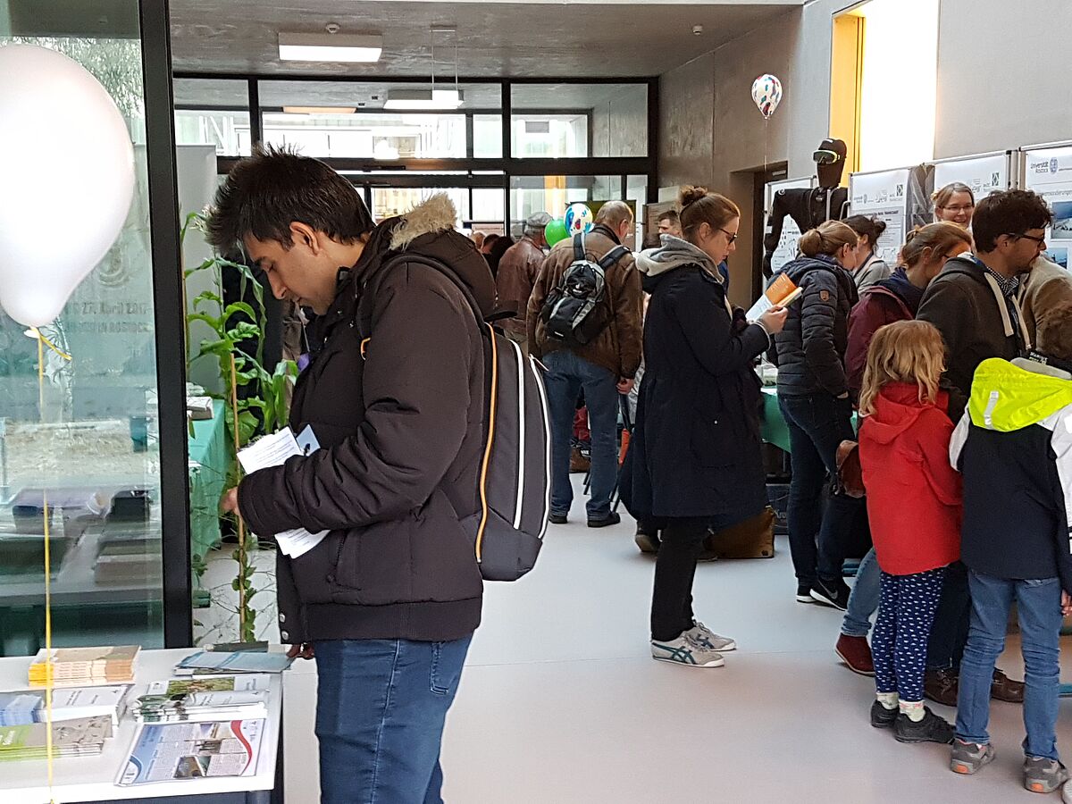 The public got a lot of information at our booth (right) and further materials from the forestry administration of the city of Rostock (left) Picture: N. Greve/2017